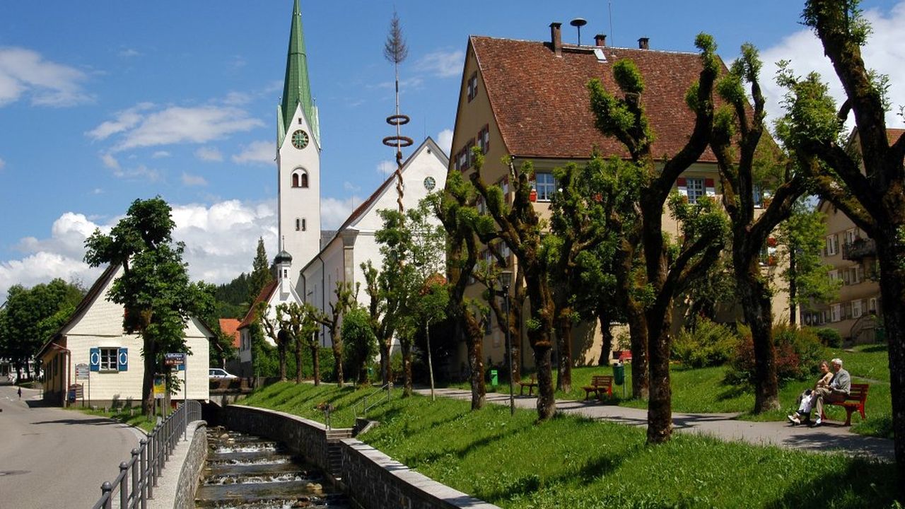 Weiler im Allgäu - Blick auf die Kirche Weiler im Allgäu - Blick auf die Kirche